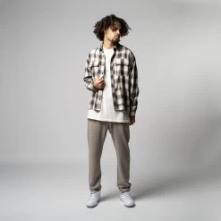 Stampd Strike Logo Sweatpant - Taupe -Fashion clothing Sneaker Politics STAMPD Jan23 MODEL 131 111363 131 111365 WB 1 2a0ef226 2591 4c9c b381 8de9767e15af